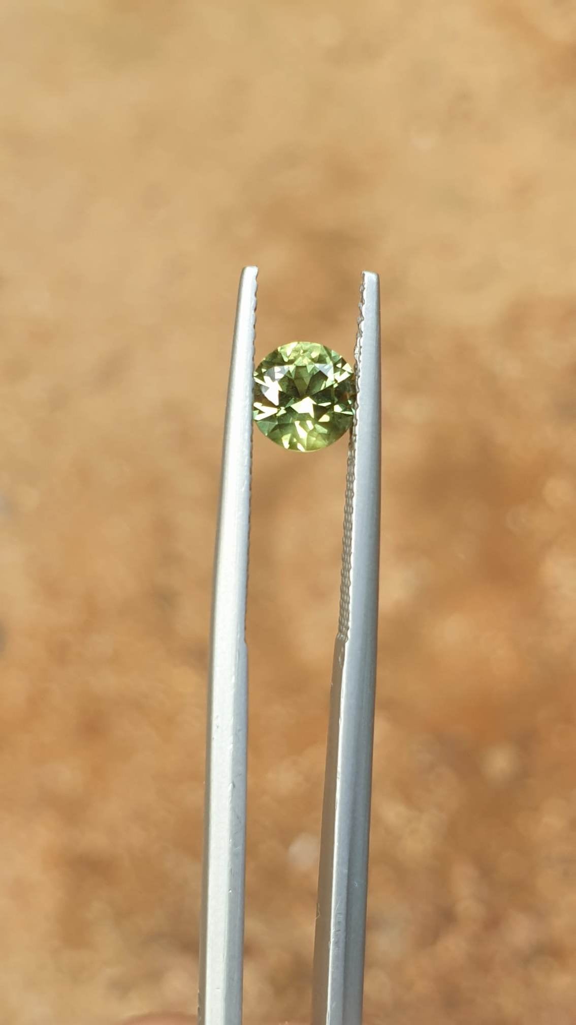 1.06ct Round Yellow-Green Parti Sapphire